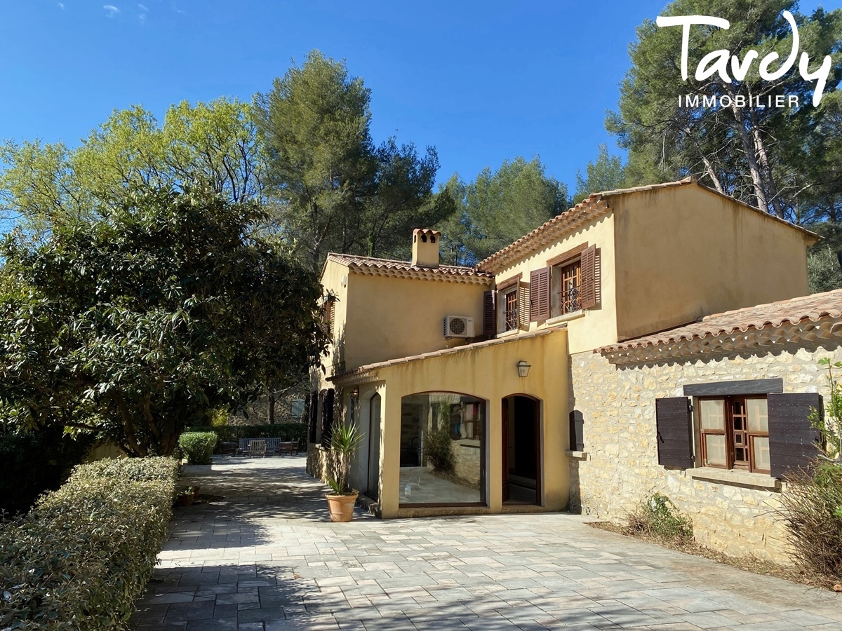 Authentique proprit familiale au charme provenal - 83330 LE CASTELLET - Le Castellet - PATTE BLANCHE