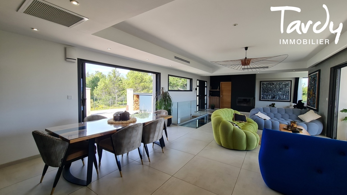 Villa contemporaine avec vue imprenable - 84270 VEDENE - AVIGNON - piece  vivre contemporaine
