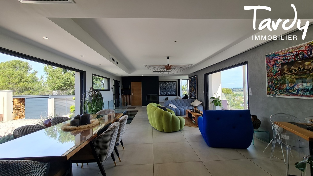 Villa contemporaine avec vue imprenable - 84270 VEDENE - AVIGNON - piece  vivre contemporaine