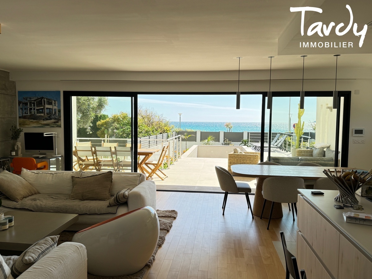 Contemporaine face  la mer - 