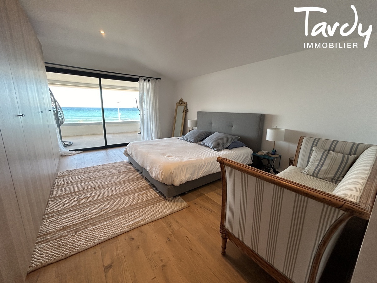 Contemporaine face  la mer - 