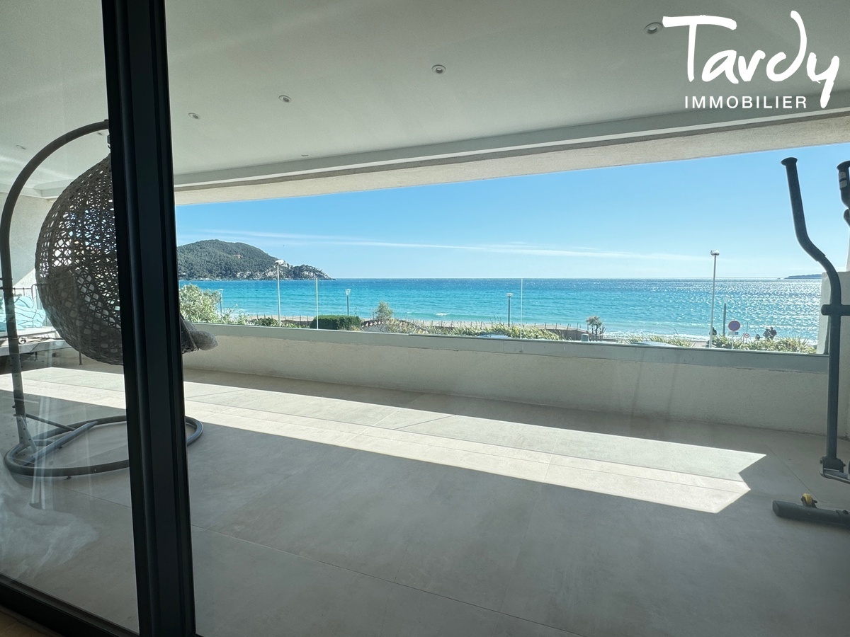 Contemporaine face  la mer - 