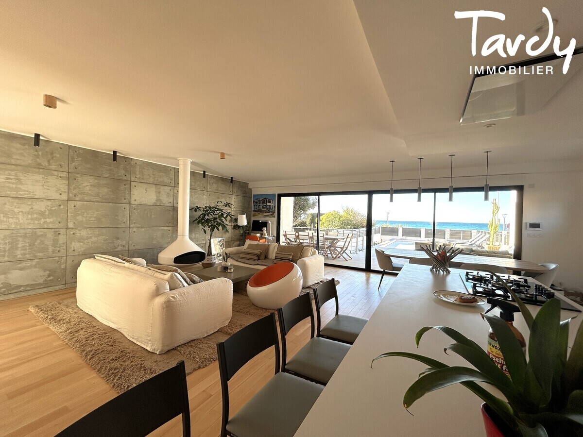 Contemporaine face  la mer - 