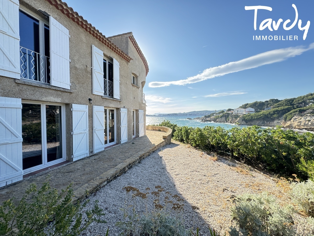 Souvenir d'enfance, les pieds dans l'eau - 83110 SANARY-SUR-MER - Sanary-sur-Mer - Villa de charme pied dans l'eau Tardy Immobilier Sanary sur Mer