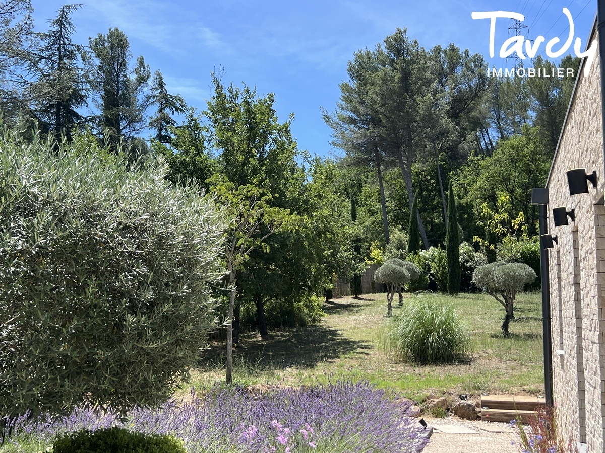 Contemporaine - Jardin paysager avec piscine - 13100 AIX EN PROVENCE - Aix-en-Provence - Maison contemporaine avec piscine