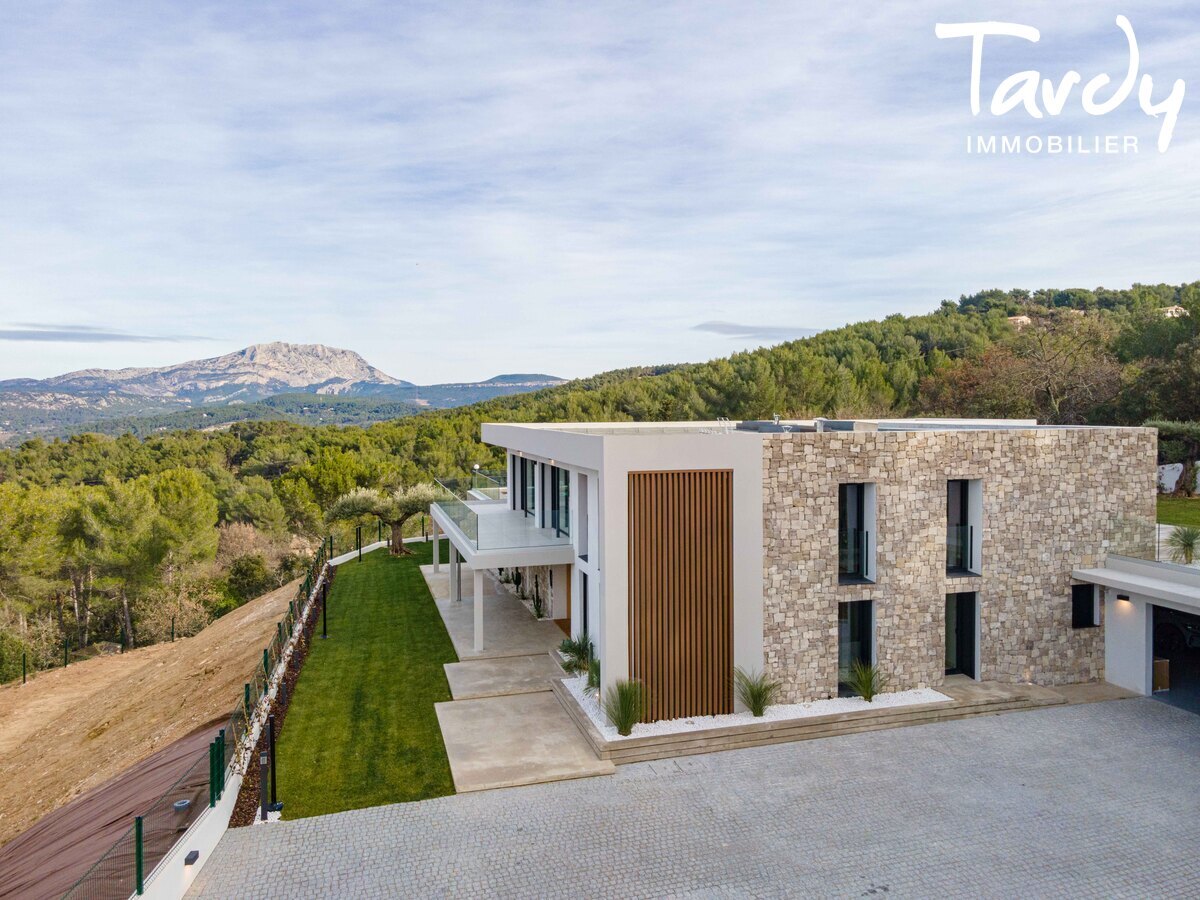 Villa contemporaine vue panoramique Sainte Victoire - 13100 AIX EN PROVENCE - Aix-en-Provence - Villa d'architecte contemporaine Tardy Immobilier Aix en Provence